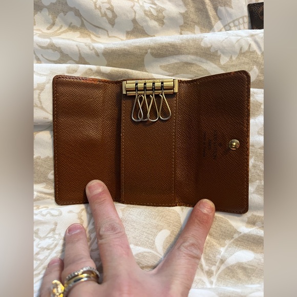 Louis Vuitton 4 key Holder - Picture 2 of 8